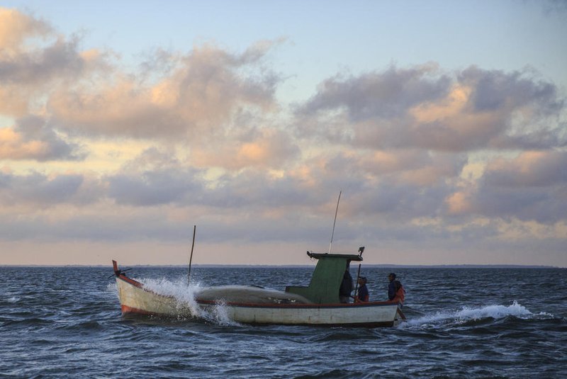 PELOTAS, RS, BRASIL - O camarão na perspectiva das mulheres, desde a pesca até o prato, passando pelo artesanato feito com redes velhas. Na imagem barco de pescadores no meio da Lagoa dos Patos.Indexador: Jeff Botega<!-- NICAID(15061089) -->