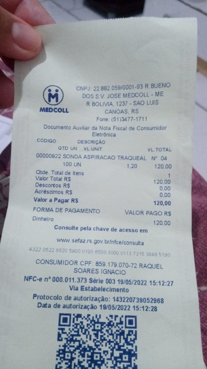 Balconista Raquel Soares, que está com a filha internada no local, exibe nota de compra de sondas