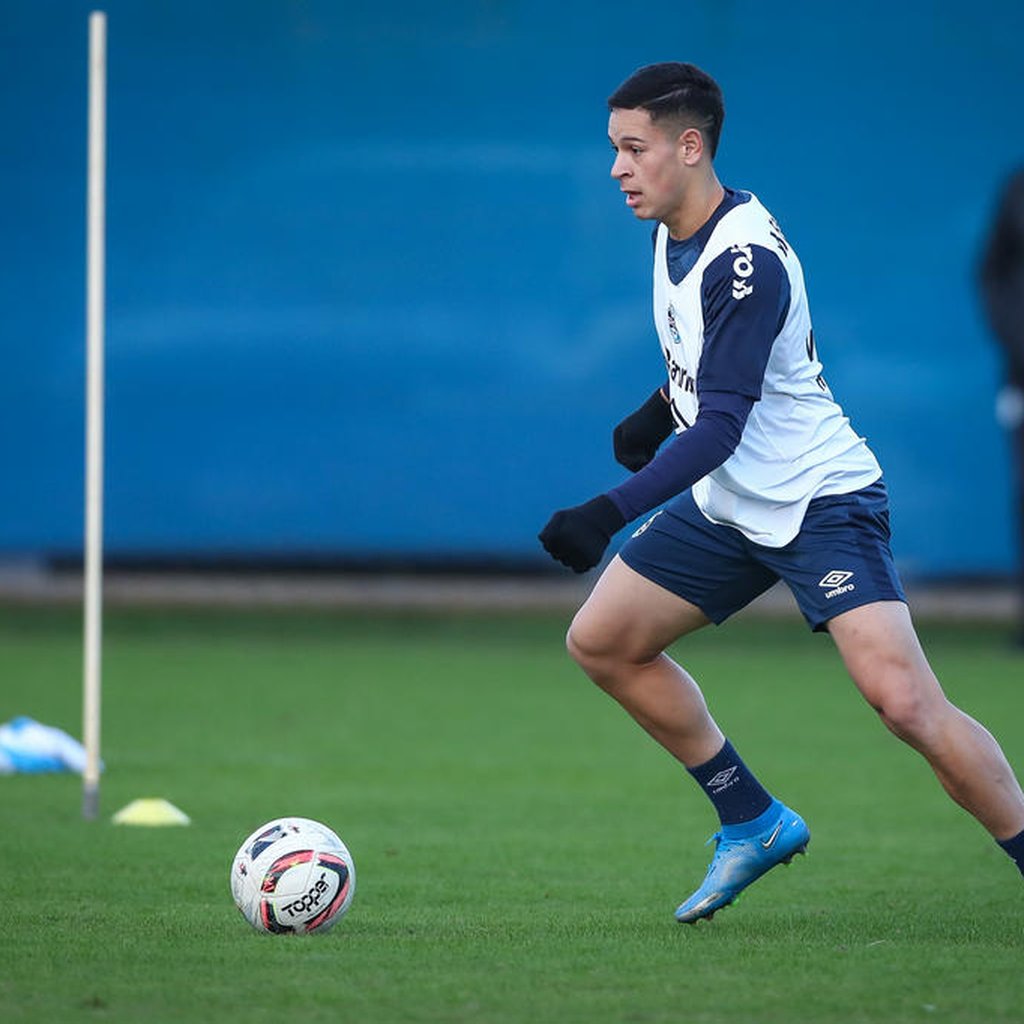 Jovem zagueiro deve substituir Geromel diante do Cruzeiro e projeta a partida contra o líder