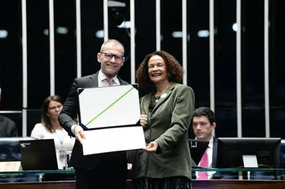 A presidente do Tribunal de Justiça do Estado (TJ-RS), desembargadora Iris Helena Medeiros Nogueira, esteve no Senado, em Brasília, para receber o Prêmio Adoção Tardia. O TJ-RS foi um dos cinco homenageados. Na foto, com o senador Fabiano Contarato, que criou a premiação.<!-- NICAID(15106505) -->