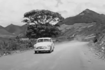 Obra da BR-101, no Litoral Norte, no início da década de 1950. Print de vídeo.<!-- NICAID(15108552) -->