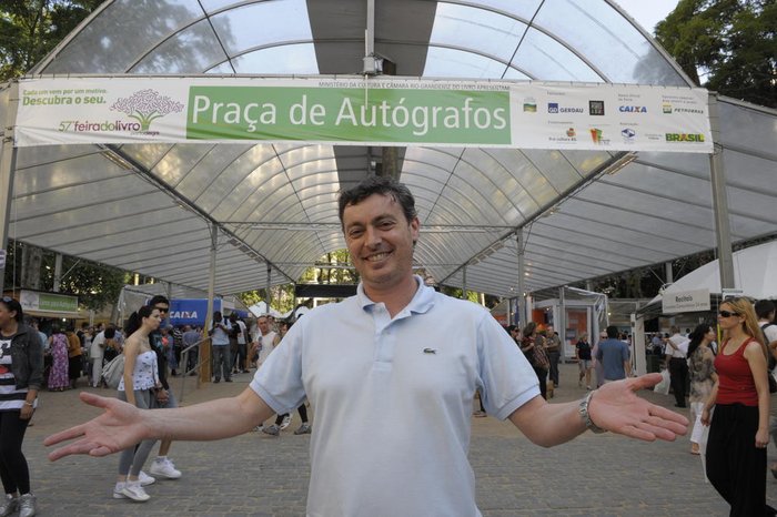 Jornalista durante a Feira do Livro de Porto Alegre, em 2011