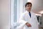 Porto Alegre, RS, Brasil - 27/05/2022 - Oncologista e pesquisador Pedro Isaacsson Velho, do Hospital Moinhos de Vento, é o primeiro do país a receber o tradicional prêmio The Career Development Award (CDA), da The Conquer Cancer Foundation da American Society of Clinical Oncology (ASCO), dos Estados Unidos. (Foto: Anselmo Cunha/Agência RBS)<!-- NICAID(15108775) -->