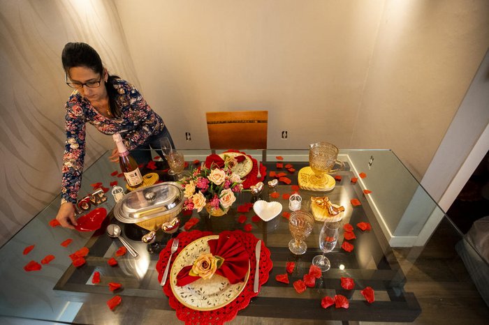 Luciane pensa nos detalhes para uma mesa posta para o Dia dos Namorados