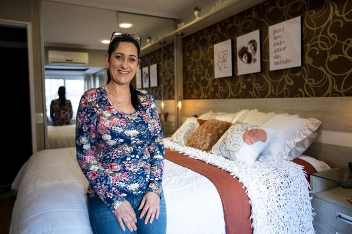 Luciane investe em capas de almofadas para mudar os detalhes da cama