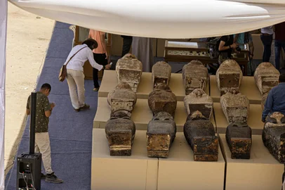 Sarcophaguses found in a cache dating to the Egyptian Late Period (around the fifth century BC) are displayed after their discovery by a mission headed by Egypts Supreme Council of Antiquities, at the Bubastian cemetery at the Saqqara necropolis, southwest of Egypts capital on May 30, 2022. - Egypt on May 30 unveiled a cache of 150 bronze statues depicting various gods and goddesses including Bastet, Anubis, Osiris, Amunmeen, Isis, Nefertum and Hathor, along with 250 sarcophagi at the Saqqara archaeological site south of Cairo, the latest in a series of discoveries in the area. (Photo by Khaled DESOUKI / AFP)Editoria: ACELocal: SaqqaraIndexador: KHALED DESOUKISecao: archaeologyFonte: AFPFotógrafo: STF<!-- NICAID(15110600) -->