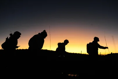 CAMBARÁ DO SUL, RS, BRASIL, 24/05/2022. A reportagem foi até o Cânion Itaimbezinho, no Parque Nacional Aparados da Serra, gerido pelo ICMBio e que está sob concessão da empresa Urbia Cânions Verdes. Entre as novidades, estão o passeio de bicicleta pela Trilha do Cotovelo e uma experiência de balão cativo. Na foto, o casal Michele Nascimento, 27 anos, e Maurício Ribeiro dos Santos, 28. (Bruno Todeschini/Agência RBS)<!-- NICAID(15106872) -->