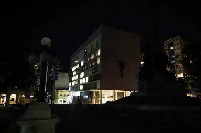 Contraste com luzes do Palácio de Justiça