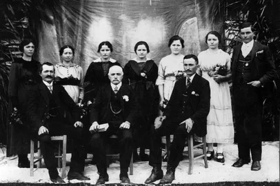 Batista Giovanni Facchin (sentado ao centro), imigrante italiano nascido na província de Belunno em 1860. Era filho de Antonio Facchin e Teresa Facchin. Casou-se com Angela Facchin, com quem teve nove filhos. Na foto, Batista (ao centro) com os filhos Antonio Facchin (à esquerda) e Benvenuto Facchin (à direita). Em pé, a partir da esquerda, as filhas Amábile, Teresa, Itália, Ana, Adélia e Angelina. À direita, em pé, o filho mais novo, Romano Facchin. Data: entre 1918 e 1920. Foi na propriedade rural de Romano Facchin, em São Marcos da Linha Feijó, que Getúlio Vargas almoçou e descansou durante a campanha presidencial pelo interior do Rio Grande do Sul, em 1950. Batista Giovanni Facchin faleceu em 1946, aos 86 anos. Foto integra o acervo da leitora Neuza Diana Facchin de Oliveira, filha de Romano Facchin e Olinda Mantese Facchin, antigos moradores da localidade, e foi doada ao Arquivo Histórico Municipal João Spadari Adami.<!-- NICAID(12403100) -->