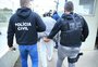 Ladrões de veículos que faziam vídeos e fotos portando armas antes de assaltos são presos em Porto Alegre