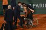 Germanys Alexander Zverev (R) is assisted as he leaves the court in a wheelchair after being injured during his mens semi-final singles match against Spains Rafael Nadal on day thirteen of the Roland-Garros Open tennis tournament at the Court Philippe-Chatrier in Paris on June 3, 2022. (Photo by Anne-Christine POUJOULAT / AFP)Editoria: SPOLocal: ParisIndexador: ANNE-CHRISTINE POUJOULATSecao: tennisFonte: AFPFotógrafo: STF<!-- NICAID(15114758) -->