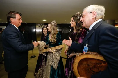 O prefeito de Garibaldi, Sérgio Chesini, e as soberanas da Fenachamp, Rainha Verônica Debiasi Martinazzo e Princesas Débora Giovanaz e Laura Bertelli foram recebidos, nesta terça-feira (7), pelo presidente da República, Jair Bolsonaro, no Palácio do Planalto, em Brasília. A comitiva convidou o presidente para a Festa Nacional do Espumante, que ocorre entre 6 e 30 de outubro. Na oportunidade, as princesas entregaram o convite e um espumante da Fenachamp e a rainha, um sabre personalizado com o nome do presidente.<!-- NICAID(15117830) -->