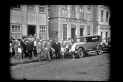 Filme ¿A Grande Fábrica Metalúrgica de Abramo Eberle & Cia¿, executada em 35mm pelo Estabelecimento Cinematográfico de A. Botelho Film, com sede no Rio de Janeiro. Com duração aproximada de sete minutos, o filme foi encomendado pela empresa durante a realização da Festa da Uva de 1932 e é parte integrante do fundo documental da Metalúrgica Abramo Eberle S.A, sob a guarda do Arquivo Histórico Municipal. Conforme informações da instituição, o exemplar de 90 anos é considerado, até o momento, o registro mais antigo já catalogado na cidade neste tipo de e. Na foto, Rua Sinimbu: cena da saída da comitiva que visitou a empresa em direção aos depósitos. <!-- NICAID(15117392) -->