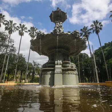 PORTO ALEGRE, RS, BRASIL - 2020.09.04 - Com mais dois playgrounds totalmente remodelados e mais dois chafarizes de valor histórico e cultural recuperados, a Secretaria Municipal do Meio Ambiente e da Sustentabilidade recebeu nesta semana as últimas obras de revitalização do Parque Farroupilha (Redenção) que estavam em andamento. Na imagem: Chafariz Imperial. (Foto: ANDRÉ ÁVILA/ Agência RBS)Indexador: Andre Avila<!-- NICAID(14584833) -->