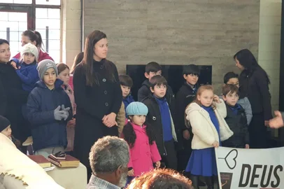 Coral infantojuvenil Estrela da Manhã, da Igreja Assembleia de Deus iniciou projeto Serenatas em casas de acolhimento. Foto no Residencial Santa Dulce<!-- NICAID(15122002) -->
