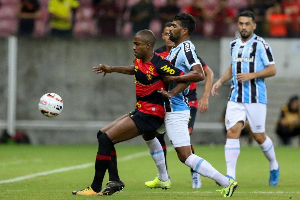 Roger se atrapalhou na escalação contra o Sport