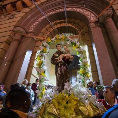 PORTO ALEGRE, RS, BRASIL, 13.06.2022: Apos 2 anos de suspensao por conta da pandemia, na noite de segunda-feira, ocorreu a Procissao luminosa organizada pela Paroquia Santo Antonio do Paternon. Foto: Camila Hermes/Agencia RBSIndexador: Camila Hermes<!-- NICAID(15123362) -->