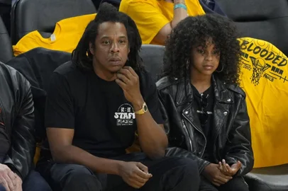 Blue Ivy,10 anos, ao lado do pai, Jay-Z, 52, em partida da NBA do Golden State Warriors contra o Boston Celtics que ocorreu em San Francisco, na Califórnia (EUA), na segunda-feira, 13 de junho de 2022.<!-- NICAID(15123641) -->