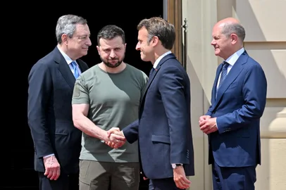 President of France Emmanuel Macron shakes hands with Ukrainian President Volodymyr Zelensky (C,L) flanked by Prime minister of Italy Mario Draghi (L) and Chancellor of Germany Olaf Scholz (R) in Mariinsky Palace, in Kyiv, on June 16, 2022. - It is the first time that the leaders of the three European Union countries have visited Kyiv since Russias February 24 invasion of Ukraine. (Photo by Sergei SUPINSKY / AFP)<!-- NICAID(15125847) -->