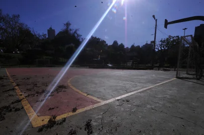 CAXIAS DO SUL, RS, BRASIL, 14/06/2022 - de uma quadra de esportes vazia (do Parque dos Macaquinhos). É foto para a pauta ¿visões sobre a cidade¿ para o aniversário de Caxias. Será para ilustrar a crônica do Maurício. Pauta do Almanaque. (Marcelo Casagrande/Agência RBS)<!-- NICAID(15123722) -->