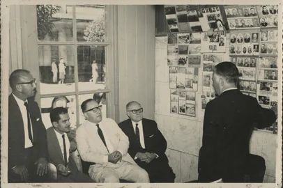 **** ATENÇÃO: Uso permitido apenas para ilustrar a crônica de Marcelo Mugnol no caderno Almanaque ****Inauguração oficial do Centro Informativo da História Caxiense, em 3 de março de 1963. Na foto, esquerda para a direita: Pedro Olavo Hoffmann, Pedro Simon, Júlio JoãoEberle, Oscar Martini e João Spadari Adami, diretor do Centro Informativo da HistóriaCaxiense.Caxias do Sul, RS.Data: [03/03/1963].Autoria não identificada.Acervo: Arquivo Histórico Municipal João Spadari Adami.<!-- NICAID(15124824) -->