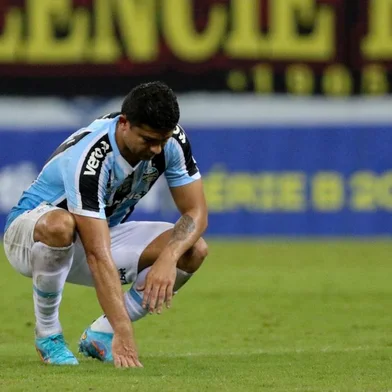 SPORT E GRÊMIO CAMPEONATO BRASILEIRO DA SÉRIE BPE - SPORT-GRÊMIO-CAMPEONATO-BRASILEIRO-SÉRIE-B - ESPORTES - Lance durante partida entre Sport e Grêmio, válida pelo Campeonato Brasileiro da Série B, realizado na Arena Pernambuco, na cidade de Recife, PE, nesta segunda-feira (13). 13/06/2022 - Foto: MARLON COSTA/FUTURA PRESS/FUTURA PRESS/ESTADÃO CONTEÚDOEditoria: ESPORTESLocal: RECIFEIndexador: MARLON COSTAFotógrafo: FUTURA PRESS<!-- NICAID(15128481) -->