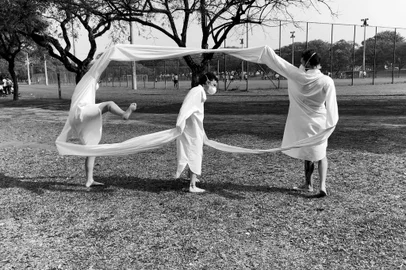Exposição Multiplicidade não tem sujeito nem objeto, do Coletivo UN entra em cartaz no dia 24 de junho em Caxias do Sul. O coletivo é formado pelos artistas Marina Rombaldi, Nicole Martinato e Nilton Dondé. Na foto, parte de uma videoperformance do grupo.<!-- NICAID(15128672) -->