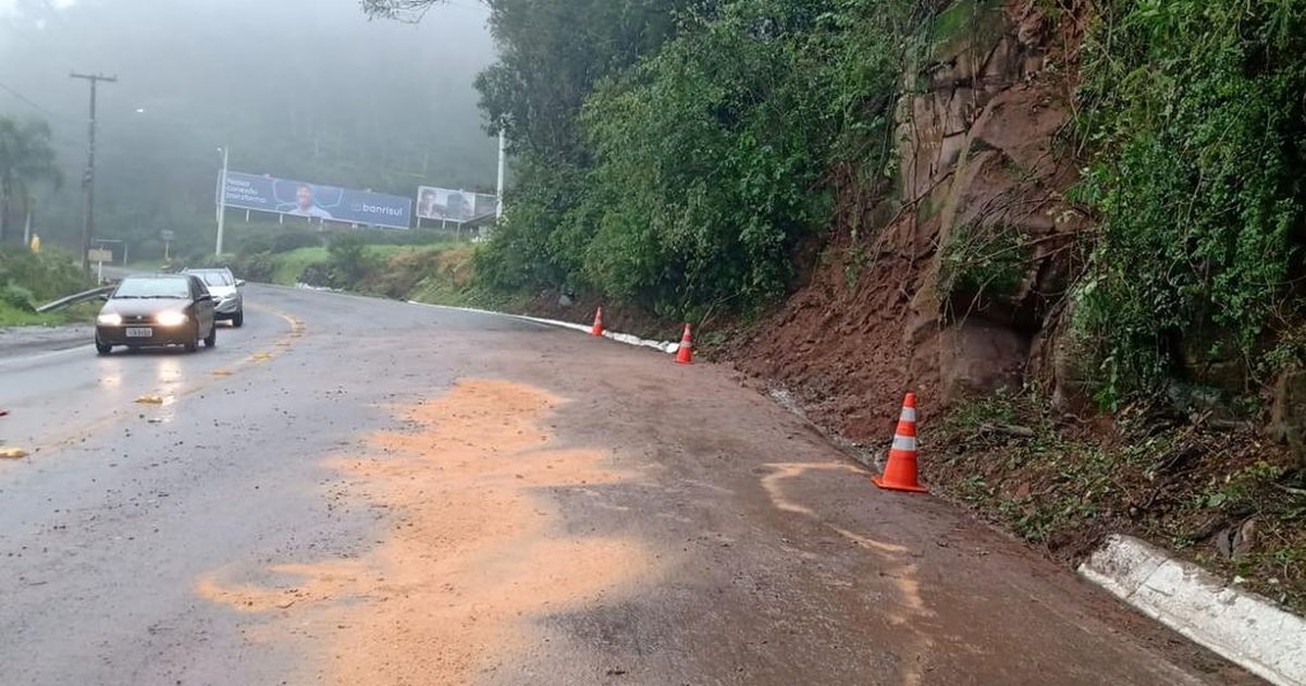 Trânsito é totalmente liberado 19 horas após queda de barreira na BR116, em Caxias do Sul Trânsito é totalmente liberado 19 horas após queda de barreira na BR116, em Caxias do Sul