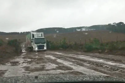 Sem asfalto e com trânsito constante de veículos pesados, os caminhos que ligam os municípios de São José dos Ausentes, Bom Jesus e São Francisco de Paula se tornaram ainda mais desafiadores para quem os enfrenta.<!-- NICAID(15132084) -->