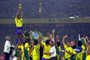 Capitão Cafú da Seleção Brasileira de Futebol erguendo a taça na conquista da Copa do MUndo de 2002.#PÁGINA: 1FD#EDIÇÃO: 2ª<!-- NICAID(888824) -->