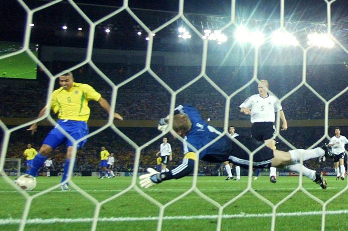 Ronaldo abriu o placar após Oliver Kahn bater roupa