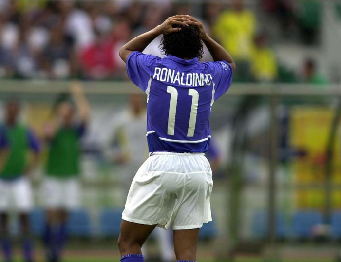 Ronaldinho acabou expulso logo depois de marcar o segundo gol brasileiro
