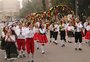 Desfile temático com 2 mil pessoas abre a programação do Festiqueijo, em Carlos Barbosa 