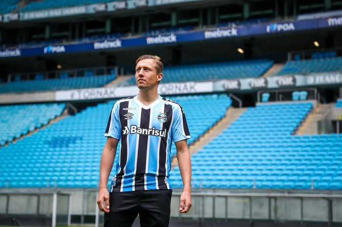 Comentarista diz que Lucas Leiva ainda não está pronto para ser titular do Grêmio