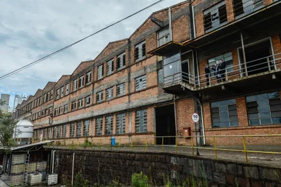 Dez secretários municipais e a Procuradora-Geral Adjunta do Município, Ana Cláudia Doleys Schittler, conferiram o interior do complexo da Maesa, no bairro Exposição, nesta terça-feira (14/02). Na visita, realizada a pedido do prefeito Daniel Guerra, os titulares das pastas puderam conhecer o espaço da Maesa e planejar ações para ocupar o local.<!-- NICAID(12734535) -->