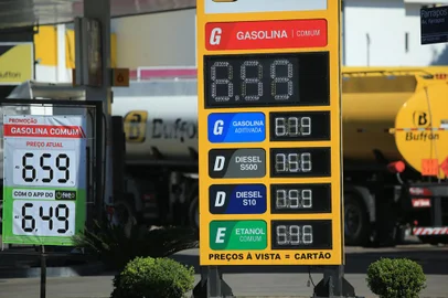 PORTO ALEGRE, RS, BRASIL, 30/06/2022- Gasolina mais barata de Porto Alegre, na AV. Farrapos nº 3180. Foto: Ronaldo Bernardi / Agencia RBS<!-- NICAID(15136528) -->