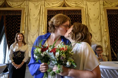 Laure (L) and Aline kiss each other after their wedding ceremony in Geneva after the marriage for all Swiss law entered into force as of July 1st, 2022. - Nearly two-thirds of Swiss voters backed the introduction of same-sex marriage in a referendum held on September 26th, 2021, with campaigners calling it a historic moment for gay rights in Switzerland. (Photo by Fabrice COFFRINI / AFP)Editoria: SOILocal: GenevaIndexador: FABRICE COFFRINISecao: marriageFonte: AFPFotógrafo: STF<!-- NICAID(15137548) -->