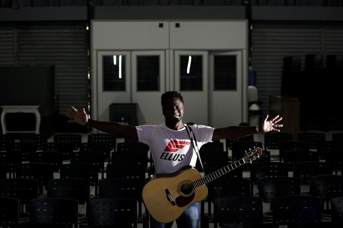 Conheça e ouça os maiores cantores de Pagode e da história