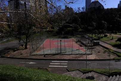 CAXIAS DO SUL, RS, BRASIL, 14/06/2022 - de uma quadra de esportes vazia (do Parque dos Macaquinhos). É foto para a pauta ¿visões sobre a cidade¿ para o aniversário de Caxias. Será para ilustrar a crônica do Maurício. Pauta do Almanaque. (Marcelo Casagrande/Agência RBS)<!-- NICAID(15123717) -->