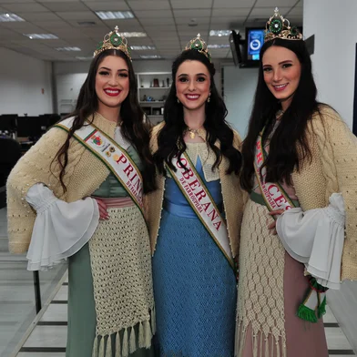 ExhibitionCAXIAS DO SUL, RS, BRASIL, 01/07/2022. Soberanas da Fenakiwi visitam a redação integrada da RBS Serra. Rainha da Fenakiwi, Laura Verona Bet, e as princesas Milena Broilo e Ana Paula Casa. (Porthus Junior/Agência RBS)Indexador: {Enter your name here}Fonte: {your name} / {your agency name}Fotógrafo: Agency photographer<!-- NICAID(15137677) -->