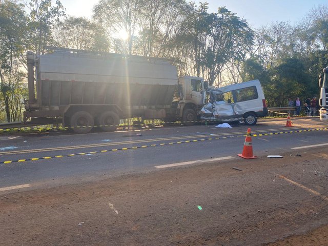 Sarandi, RS, Brasil, 04/07/2022 - *EM BAIXA* Acidente envolvendo caminhão e van em Sarandi - Foto: Eduardo Cardozo/Rádio Minuano FM de Sarandi/Divulgação<!-- NICAID(15139307) -->
