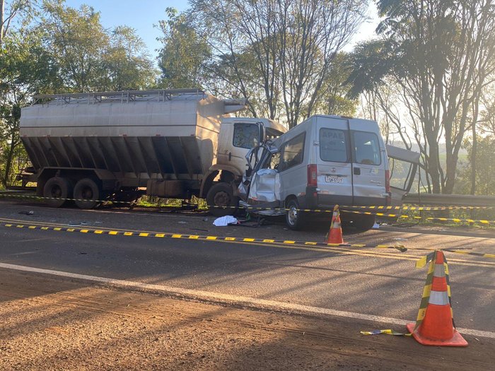 Acidente aconteceu por volta das 6h30min