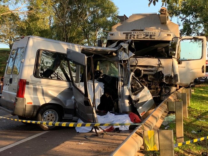 Van ficou totalmente destruída após impacto com caminhão