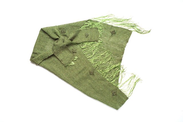 Capa verde da marca Carina Moura . Produção de moda outono-inverno 2000.#PÁGINA:14 Fotógrafo: André Diehl<!-- NICAID(630899) -->