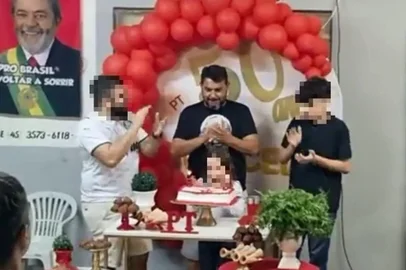O guarda municipal Marcelo de Arruda foi morto a tiros na festa em que comemorava seus 50 anos, em Foz do Iguaçu, no oeste do Paraná, na noite de sábado (9). A festa tinha como tema o Partido dos Trabalhadores (PT) e o ex-presidente Lula. O atirador, que não era convidado do evento, invadiu o local teria feito xingamentos por causa da ideologia do aniversariante. Minutos depois, retornou ao salão com uma arma e atirou. Segundo relatos, o atirador seria José da Rocha Guaranho, um agente penitenciário federal e apoiador do presidente Jair Bolsonaro. A polícia havia informado inicialmente que Guaranho tinha morrido; mais tarde, retificando a informação, a delegada responsável pelo caso afirmou que o agente está vivo. <!-- NICAID(15145603) -->