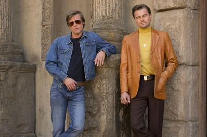 Brad Pitt e Leonardo DiCaprio em cena de Era uma Vez... em Hollywood<!-- NICAID(14204450) -->