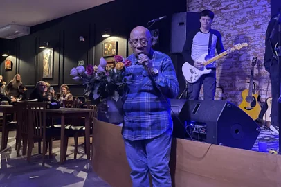 Odorico Félix vende buquês de flores a casais na noite de Porto Alegre há 50 anos e dá uma canja musical<!-- NICAID(15146057) -->