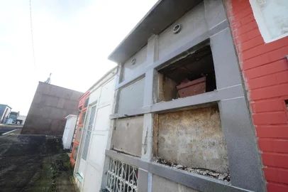 ExhibitionCAXIAS DO SUL, RS, BRASIL, 11/07/2022. Cemitério Público Municipal - vandalismo e depredação nas capelas e túmulos do cemitério. Vidros e tampas foram quebrados nas últimas semanas. (Porthus Junior/Agência RBS)Indexador: {Enter your name here}Fonte: {your name} / {your agency name}Fotógrafo: Agency photographer<!-- NICAID(15146092) -->