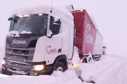 Caminhoneiro de Farroupilha fica retido na Cordilheira dos Andes após nevasca bloquear estradas.Jurez de Lima foi até o Chile buscar garrafas para vinícolas e não pôde mais trafegar devido a uma forte nevasca que atingiu o continente<!-- NICAID(15146255) -->