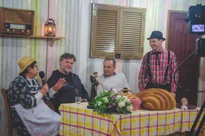Talian como idioma co-ofical: Vila Flores, na Serra, se torna um município bilíngue. Lei que trata sobre o assunto foi sancionada no último dia 5 de julho. Na foto, projeto Live Viva o Talian, comandada pelo apresentador, humorista e ator Edgar Maróstica (de xadrez), ocorrida em maio deste ano <!-- NICAID(15146985) -->